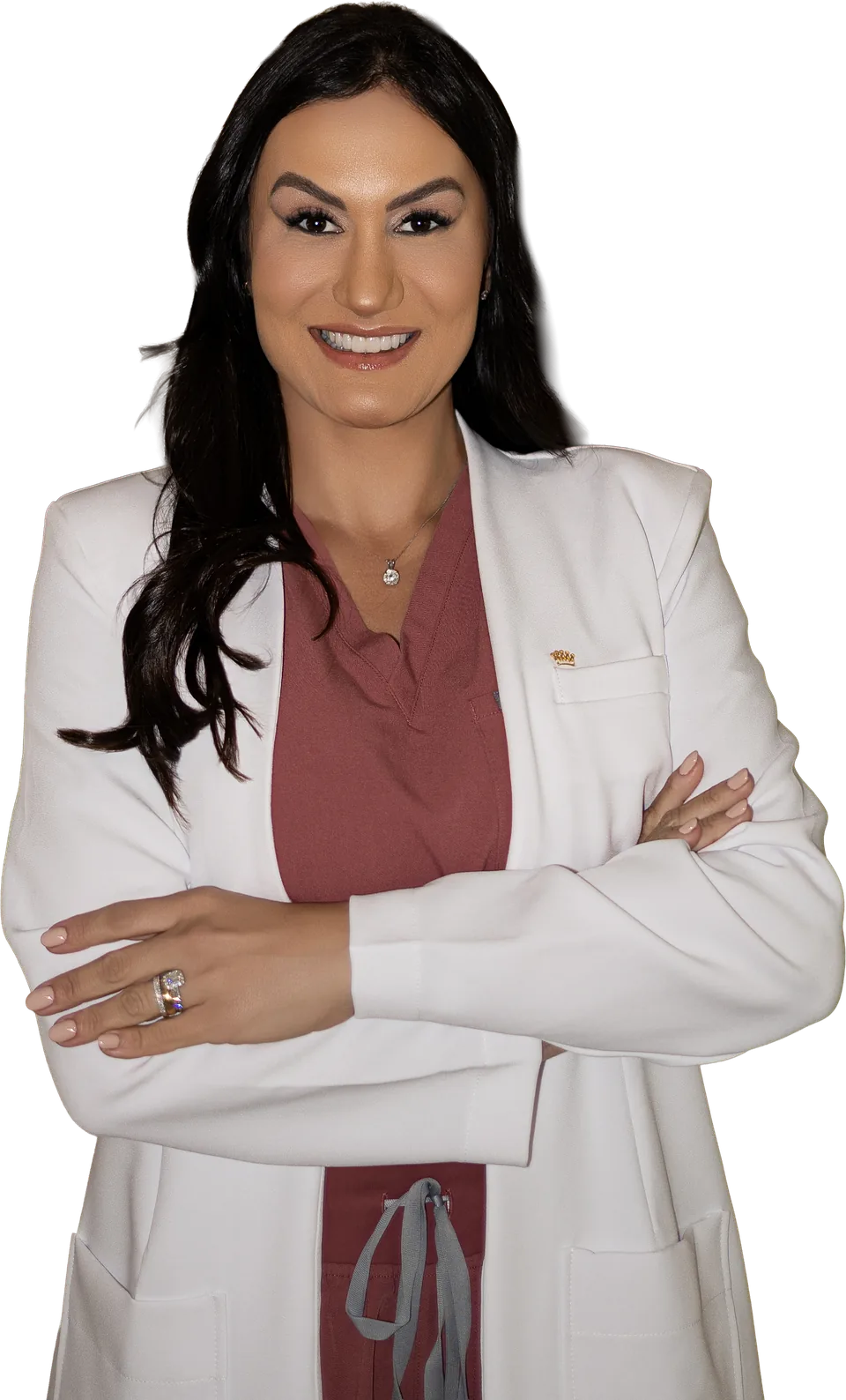 Bianca Lemos de jaleco branco, braços cruzados, sorrindo